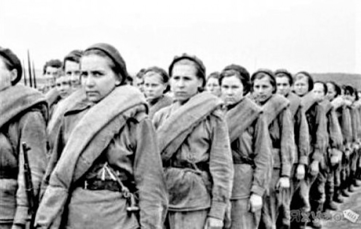 Trong nhiều cuộc chiến tranh, phụ nữ ở các nước chủ yếu đóng vai trò hậu phương thay vì ra tiền tuyến như nam giới. Tuy nhiên, Thế chiến 2 ghi nhận việc Liên Xô cho phép phụ nữ cầm súng chiến đấu trong cuộc chiến chống phát xít Đức.