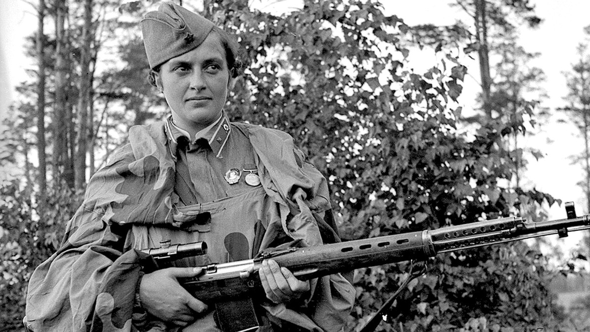 Đến tháng 4/1942, Ủy ban Quốc phòng Nhà nước (ГКО - GKO) của Liên Xô ký sắc lệnh tuyển dụng các nữ chiến sĩ vào các đơn vị Thông tin liên lạc.