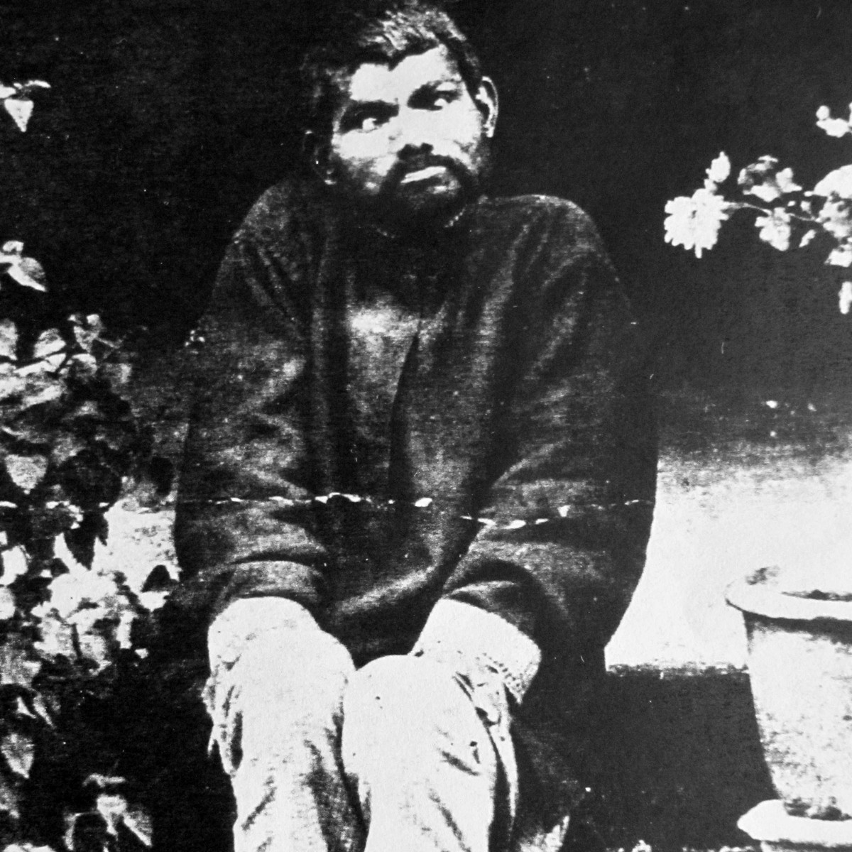 Khi mới đến trại trẻ mồ côi, Sanichar di chuyển bằng 2 tay và 2 chân như những con sói. Khi mọi người cố mặc quần áo cho cậu bé thì Sanichar đều xé rách.