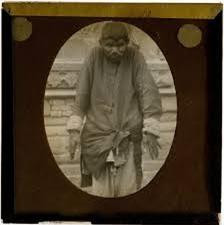 Năm 1867, một nhóm thợ săn bất ngờ phát hiện một chàng trai "người rừng" Dina Sanichar sống cùng bầy sói ở hang động nằm sâu trong khu rừng rậm bang Uttar Pradesh của Ấn Độ.