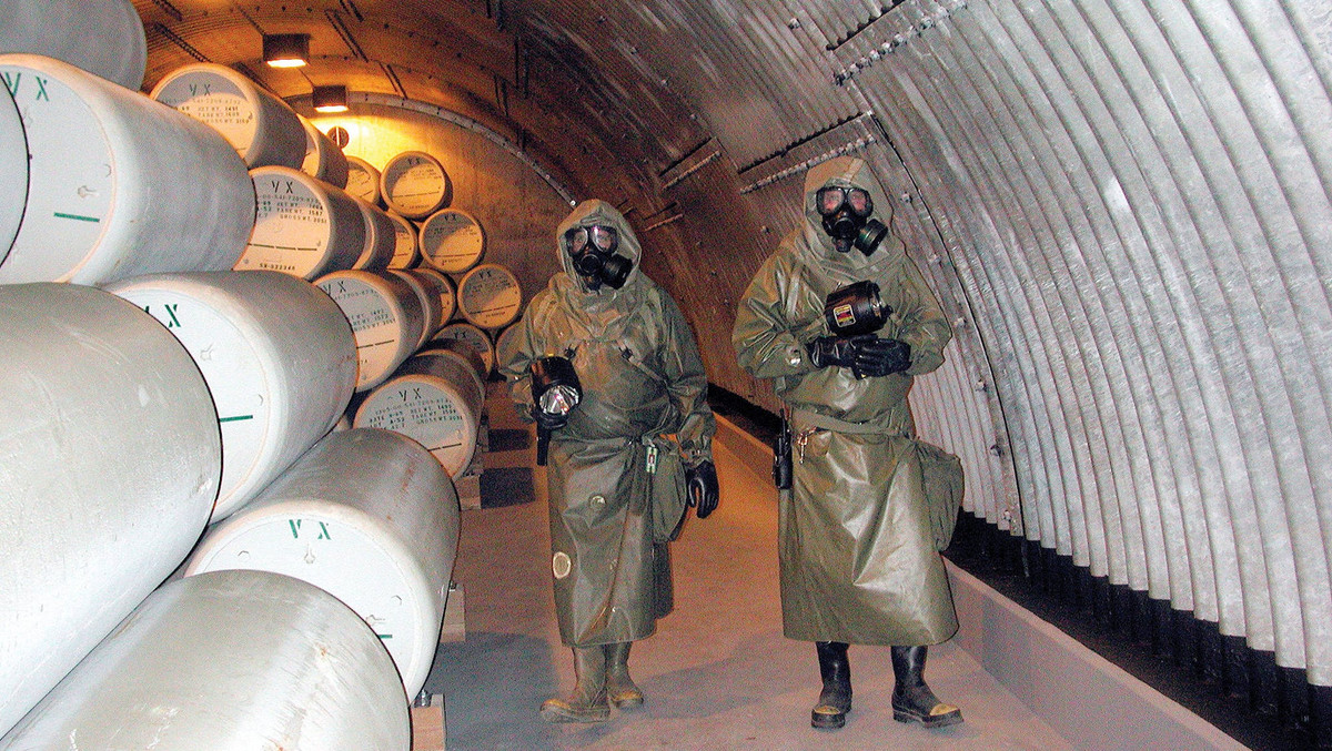 Theo kịch bản này, các nước tiến hành nghiên cứu sử dụng những loại vi khuẩn gây bệnh làm vũ khi sinh học trong trường hợp xảy ra chiến sự. Dịch bệnh do virus nguy hiểm gây ra với tốc độ lây lan nhanh, nguy cơ tử vong cao sẽ đe dọa tới sự tồn vong của nhân loại.