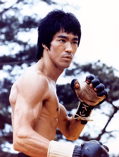 Vào thời điểm tử vong (tức ngày 20/7/1973), Lý Tiểu Long đang tham gia bộ phim “Trò chơi tử thần”. Ông đột tử ở nhà của Đinh Bội tại Cửu Long Đường, Cửu Long Tây, Hong Kong.