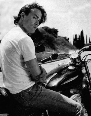 Theo kịch bản, Michael Massee dùng súng giả bắn Lý Quốc Hào 2 phát đạn. Sau đó, con trai Lý Tiểu Long ngã gục xuống sàn và chảy máu. Thế nhưng, sau khi Lý Quốc Hào ngã xuống và không tỉnh lại, mọi người phát hiện điều bất thường lên lao đến và phát hiện ông trúng đạn thật.