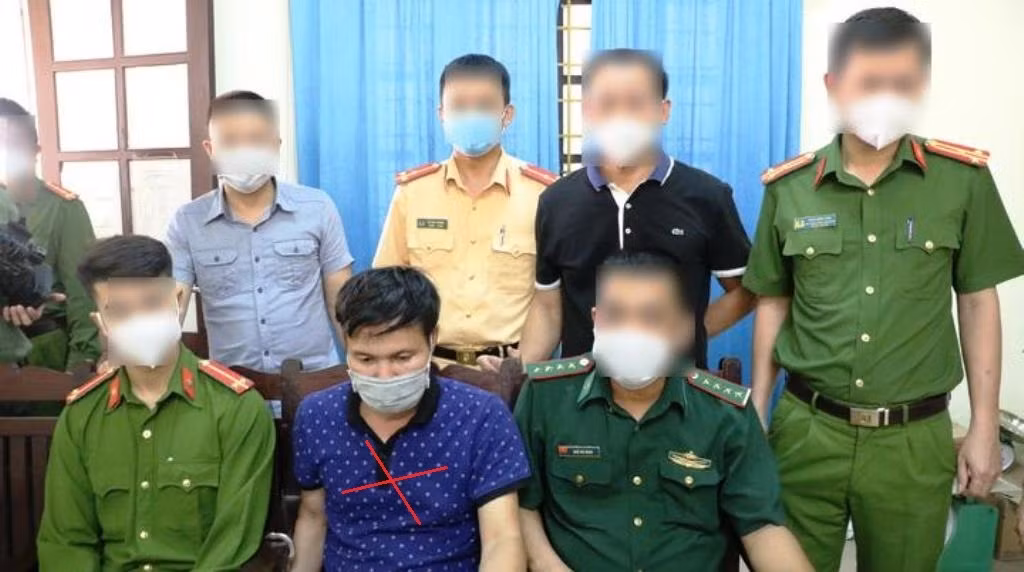 Bat giu doi tuong mua ban gan 27kg ma tuy, cam sung co thu trong o to