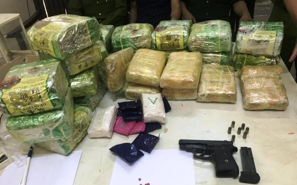 Bat giu doi tuong mua ban gan 27kg ma tuy, cam sung co thu trong o to-Hinh-2