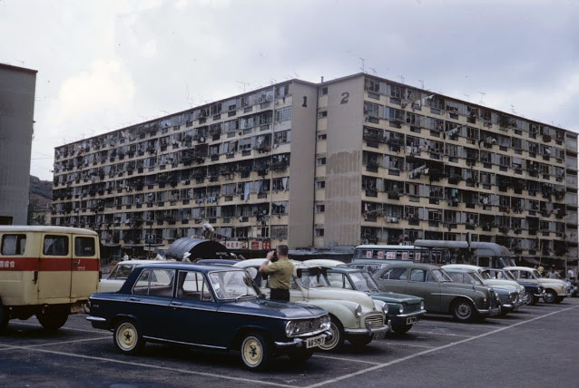 Bãi đỗ xe rộng lớn ở phía trước các tòa nhà cao tầng.