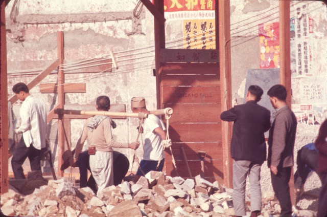 Những công nhân làm việc chăm chỉ tại một địa điểm xây dựng ở Hong Kong.