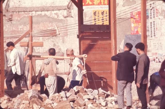 Những công nhân làm việc chăm chỉ tại một địa điểm xây dựng ở Hong Kong.