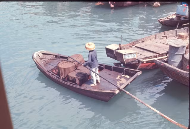 Ngư dân kiếm sống trên miền sông nước bằng việc vận chuyển hàng hóa.