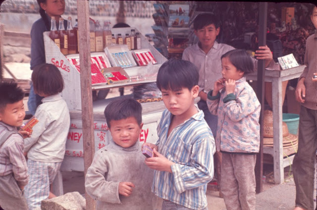 Một cửa hàng bán thực phẩm ở Hong Kong những năm 1960.