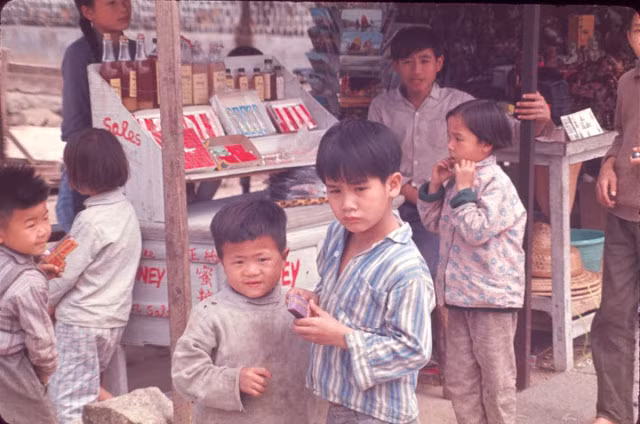 Một cửa hàng bán thực phẩm ở Hong Kong những năm 1960.