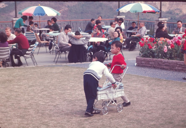 Nhiều người dân ở Hong Kong trò chuyện với bạn bè tại một quán cafe ngoài trời.