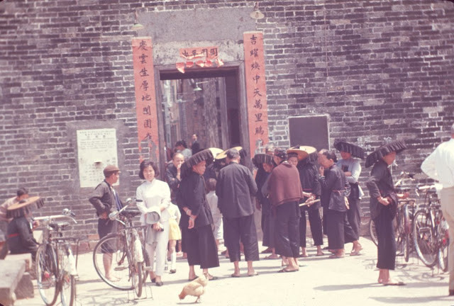 Một khu vực sầm uất, náo nhiệt ở Hong Kong.