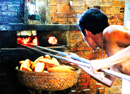 Để bánh mì luôn nóng hổi, giòn tan, người ta cho xây những lò bánh mì bằng gạch. Cùng với đó, nhiều loại nhân bánh cũng được biến tấu phù hợp khẩu vị của người dân mỗi địa phương.