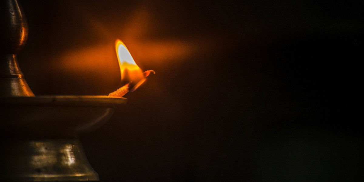 Trong số này, họ phát hiện một ngôi mộ thuộc về cha của hoàng đế La Mã Constantin. Bên trong ngôi mộ có ngọn đèn đang cháy.