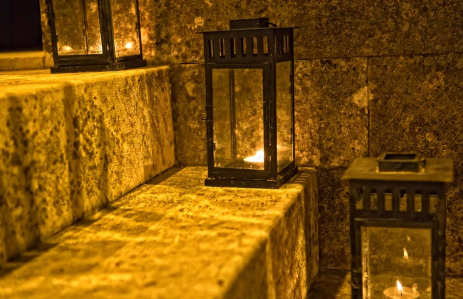 Các chuyên gia tìm được tài liệu cổ xưa viết về loại đèn cháy mãi không tắt trong mộ cổ. Trong số này, các chuyên gia phát hiện một ngọn đèn như vậy ở trong mộ của Pallas - con trai hoàng đế La Mã Evandra.