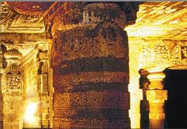 Sở dĩ như vậy là vì nhóm trộm mộ cứ ngỡ bên trong tối tăm, u ám. Do đó, khi nhìn thấy ánh sáng phát ra từ những chiếc đèn cổ trong ngôi mộ thì những tên mộ tặc vừa sợ vừa kinh ngạc.