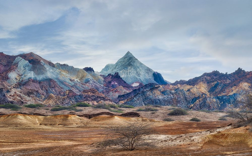 Do Gelack có nhiều trong đất nên đã "nhuốm" màu ra bờ cát và vùng biển xung quanh.