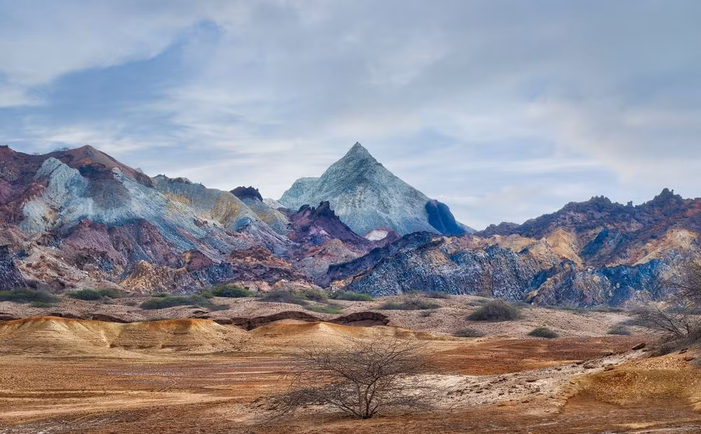 Do Gelack có nhiều trong đất nên đã "nhuốm" màu ra bờ cát và vùng biển xung quanh.
