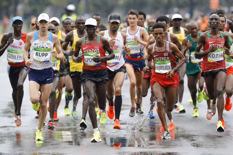  Môn chạy marathon nổi tiếng thế giới là một trong những hạng mục thi đấu quan trọng tại các kỳ Olympic. Theo các nhà nghiên cứu, môn chạy đường trường này có nguồn gốc từ Marathon - trận chiến kinh điển diễn ra năm 490 trước Công nguyên.