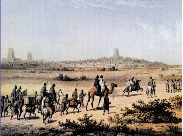 Đây cũng là lý do khiến người đứng đầu vương quốc Wagadu có những thú vui xa xỉ. Trong số này, nổi tiếng là việc hàng ngày nhà vua đi khắp thủ đô Koumbi Saleh để ban phát hơn 10.000 bữa ăn cho dân chúng.