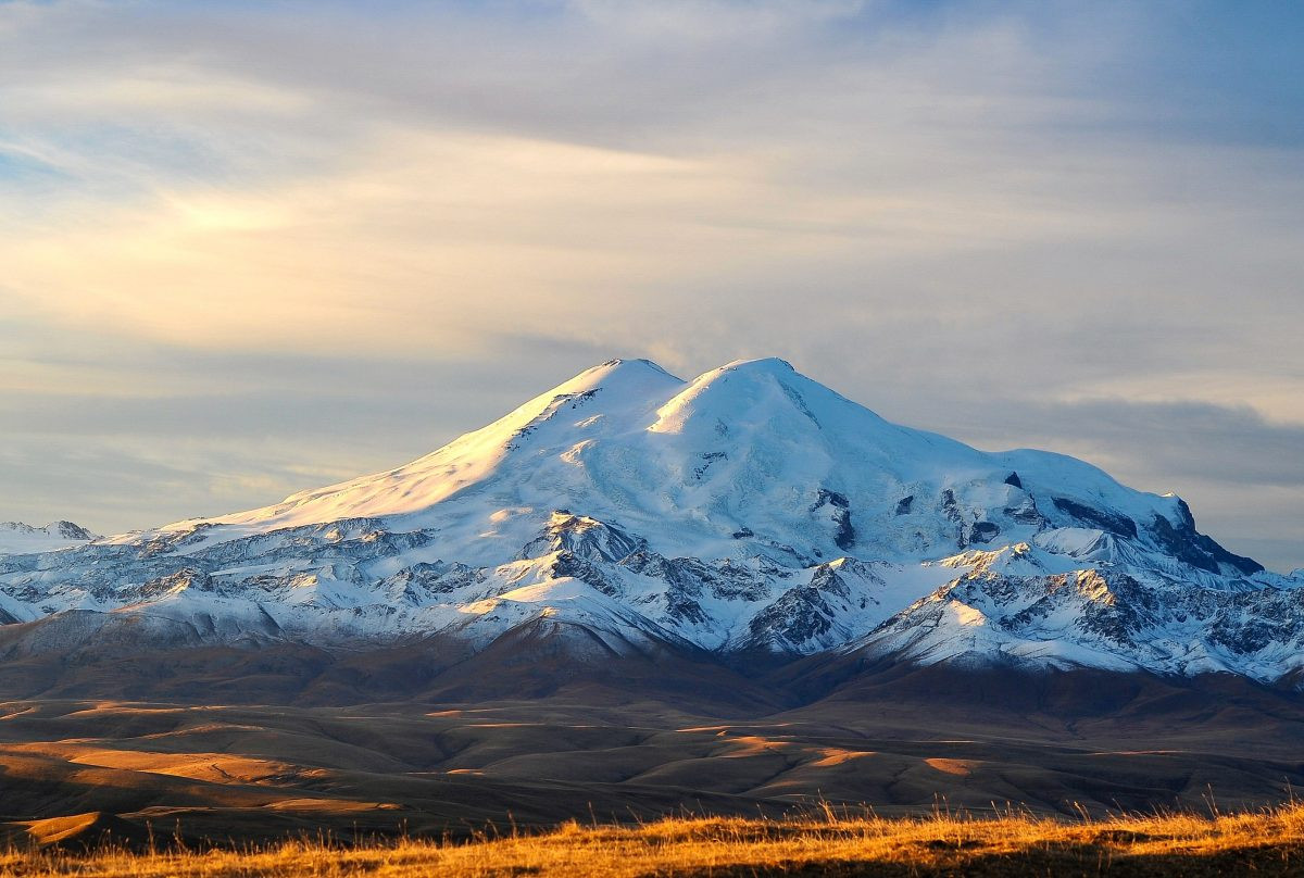 Địa điểm thấp nhất ở Nga là biển Caspi với độ sâu 28m so với mực nước biển. Ngược lại, điểm cao nhất tại quốc gia này là núi Elbrus có độ cao 5.633m so với mực nước biển.