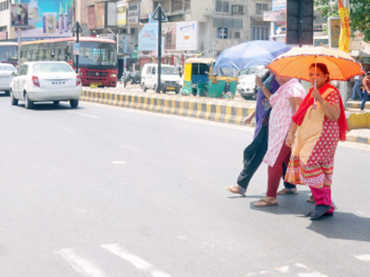 Song song với đó, hàng trăm người nhập viện điều trị vì sốc nhiệt, mất nước và các bệnh liên quan do nắng nóng. Điều này khiến nhiều bệnh viện tại Ấn Độ rơi vào tình trạng quá tải.