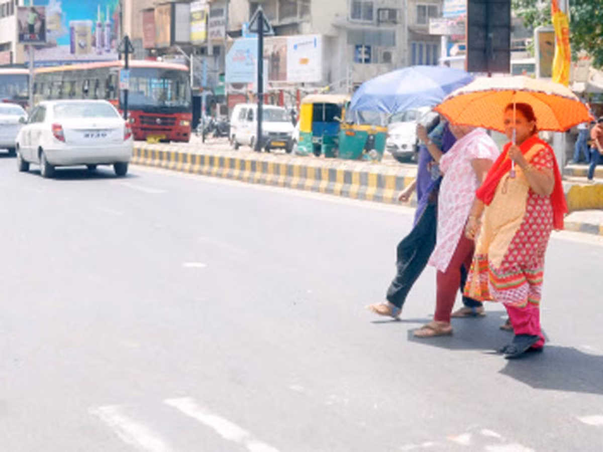 Song song với đó, hàng trăm người nhập viện điều trị vì sốc nhiệt, mất nước và các bệnh liên quan do nắng nóng. Điều này khiến nhiều bệnh viện tại Ấn Độ rơi vào tình trạng quá tải.