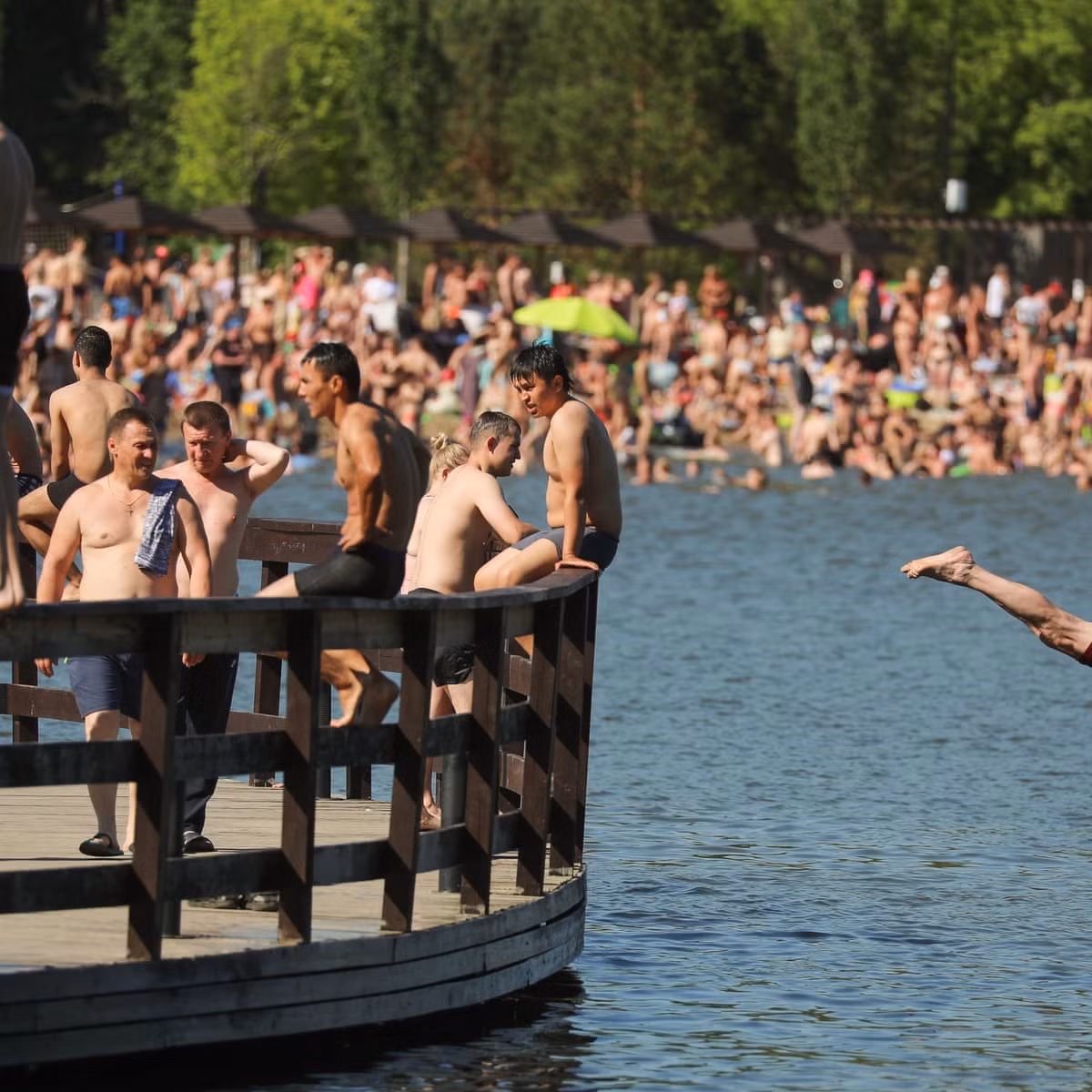 Nắng nóng cũng gây ra hạn hán nghiêm trọng ảnh hưởng nặng nề đến hoạt động sản xuất nông nghiệp.