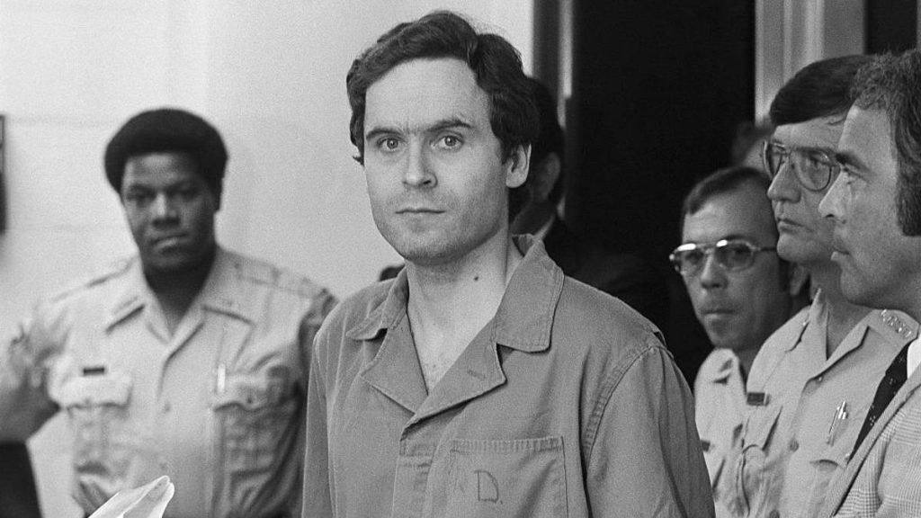 Một số người hoài nghi gã sát nhân bệnh hoạn Ted Bundy có thể là hung thủ của gần 100 vụ án mạng.