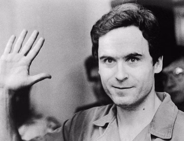 Khi cảnh sát điều tra về Ted Bundy, nhiều người không thể ngờ một người đàn ông có ngoại hình bảnh bao, lịch thiệp như gã lại là kẻ giết người bệnh hoạn.