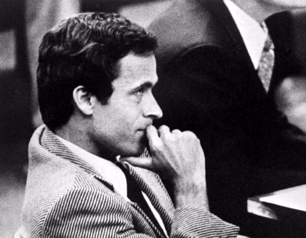 Vào năm 1973, Ted Bundy thi đỗ trở thành sinh viên khoa luật của đại học Puget Sound. Tuy nhiên, gã chỉ học vài tháng rồi bỏ học. Kể từ năm 1974, gã bắt đầu gây án bằng việc tấn công tình dục và sát hại những phụ nữ trẻ.