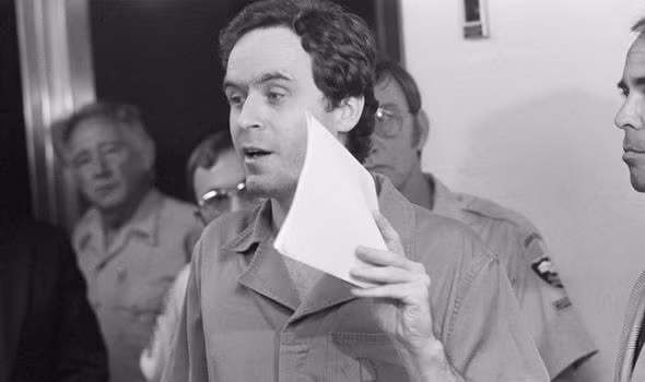Vì vậy, Ted Bundy bị bắt giữ và đưa ra xét xử. Trong quá trình đó, gã 2 lần vượt ngục. Trong khoảng thời gian bị cảnh sát truy bắt, gã tiếp tục gây án.