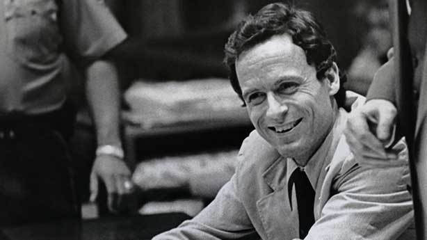 Không những vậy, nhiều người không khỏi sốc khi biết gã sát nhân Ted Bundy có chỉ số IQ lên đến 136. Đây là mức của một thiên tài. Theo nghiên cứu của các chuyên gia, những kẻ sát nhân thường có chỉ số IQ khoảng 95.