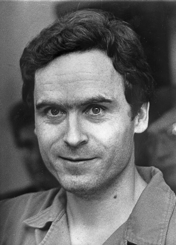 Sinh năm 1946, tên sát nhân hàng loạt khét tiếng nước Mỹ Ted Bundy gieo rắc nỗi ám ảnh kinh hoàng cho người dân khi gây ra hàng loạt vụ án mạng rùng rợn.