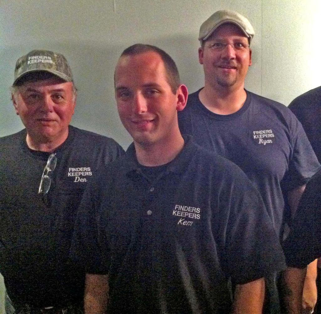 Cụ thể, vào tháng 3/2018, hai cha con chuyên săn lùng kho báu Dennis và Kem Parada đã dẫn một nhóm đặc vụ FBI đến vùng Dent’s Run, thuộc hạt Elk cách thành phố Pittsburgh của bang Pennsylvania khoảng 220 km về hướng Đông Bắc.