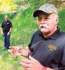 Cha con Dennis và Kem Parada là những người tìm kiếm kho báu này trong suốt 5 năm. Đến tháng 1/2018, họ sử dụng máy dò kim loại và phát hiện kim loại với số lượng lớn. Vì vậy, hai cha con liên lạc với FBI.