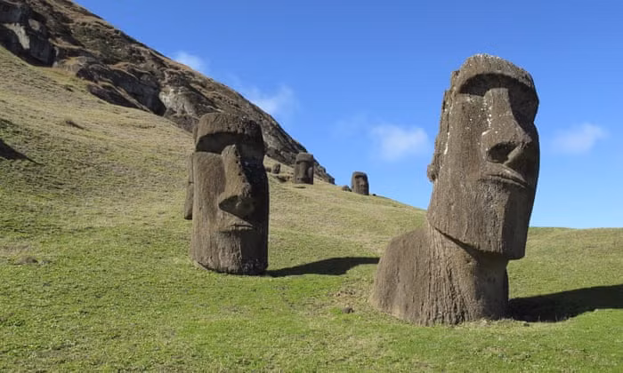 Tượng Maoi trên đảo Phục Sinh, Chile do người Rapa Nui tạo ra vào khoảng những năm 1250 - 1500. Chúng có kích thước "khủng" khi cao khoảng 10m, nặng đến 70 - 75 tấn. Một số bức tượng nặng đến 270 tấn.