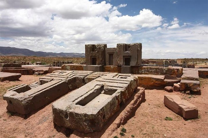 Thêm nữa, những phiến đá tạo thành Puma Punku xếp vừa khít vào nhau mà không có kẽ hở nào. Từ đây, một số người suy đoán công trình này do người ngoài hành tinh tạo ra nhờ máy móc công nghệ cao.