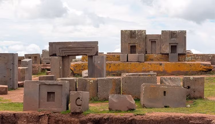 Được làm từ đá granite và đá diorite (2 loại đá này có độ cứng chỉ đứng sau kim cương), người xưa tạo ra những phiến đá vô cùng tinh xảo, vuông vức và nhẵn mịn đến khó tin.