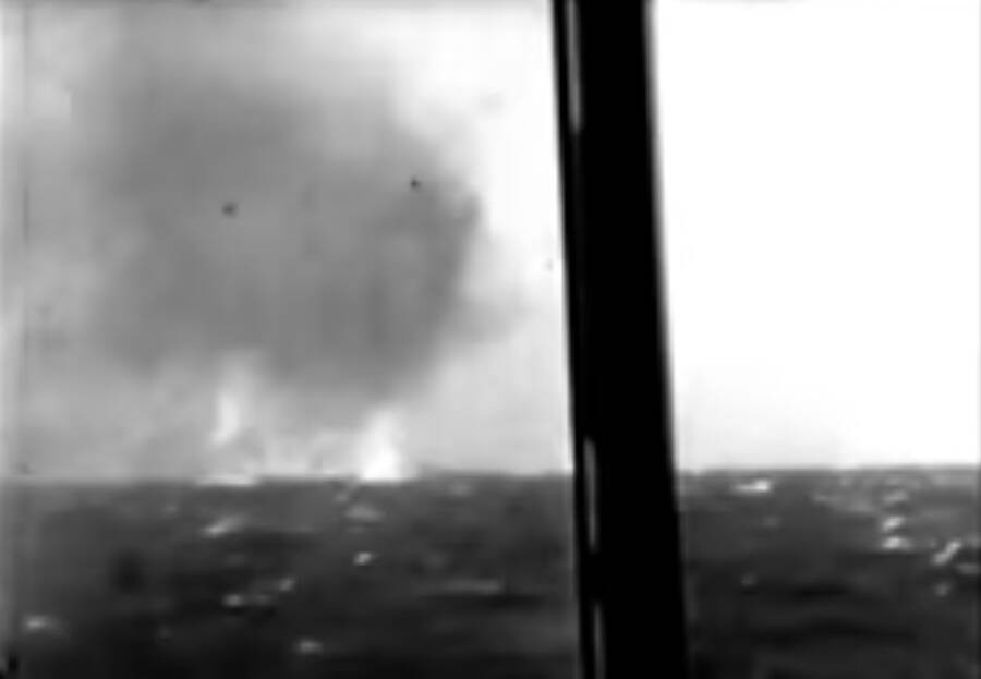 Đến sáng ngày 27/5/1941, chiến hạm Bismarck bị tàu chiến và máy bay Anh tấn công dữ dội. Cuối cùng, sau 3 giờ chống trả, thiết giáp hạm khiến Hitler tự hào chìm xuống đáy biển.