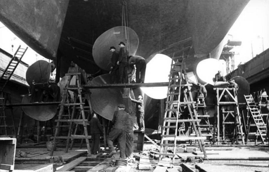 Thiết giáp hạm Bismarck có lượng giãn nước 50.000 tấn, rộng 36m, dài 251m. Thủy thủ đoàn làm nhiệm vụ trên chiến hạm này lên đến hơn 2.200 người. Thân chiến hạm Bismarck được bọc lớp vỏ giáp dày 32 cm để chống đạn pháo xuyên vào bên trong.