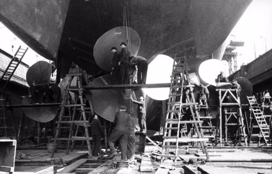 Thiết giáp hạm Bismarck có lượng giãn nước 50.000 tấn, rộng 36m, dài 251m. Thủy thủ đoàn làm nhiệm vụ trên chiến hạm này lên đến hơn 2.200 người. Thân chiến hạm Bismarck được bọc lớp vỏ giáp dày 32 cm để chống đạn pháo xuyên vào bên trong.