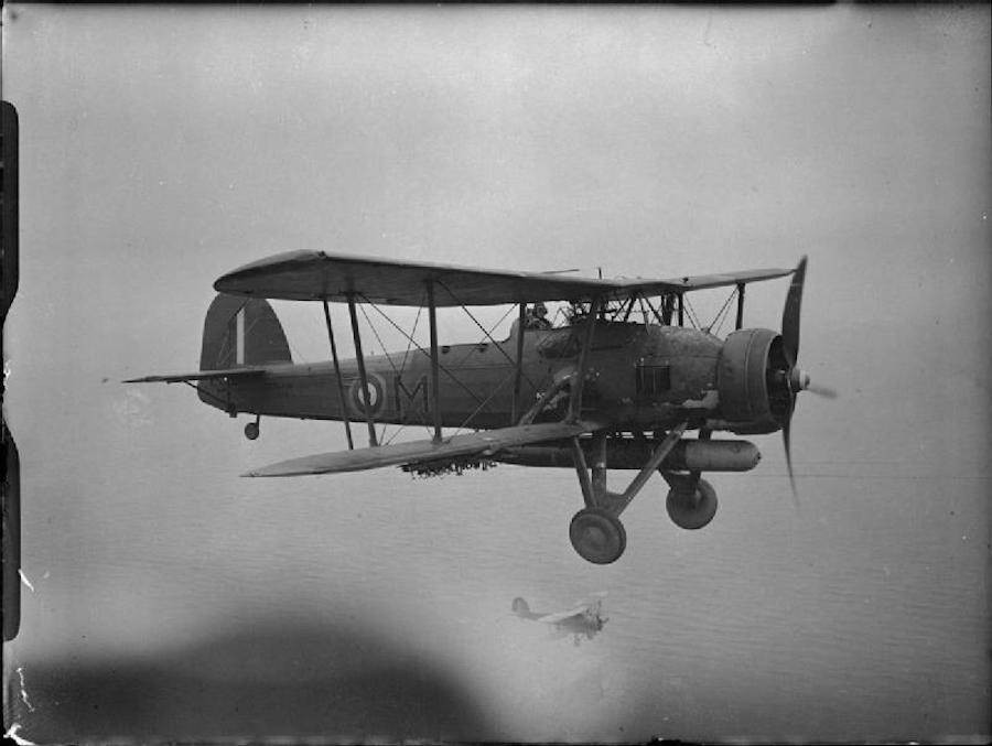 Vì vậy, thủy thủ đoàn Bismarck buộc phải đưa chiến hạm này về một cảng của Pháp để sửa chữa. Biết được thông tin quan trọng này, Anh điều các máy bay chiến đấu và tàu chiến truy đuổi Bismarck.