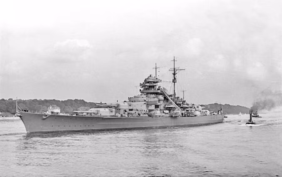 Được hạ thủy vào tháng 2/1939, chiến hạm Bismarck "bất khả chiến bại" của Đức quốc xã đi vào hoạt động vào năm 1940. Vào thời điểm ấy, nó là chiến hạm lớn nhất của chính quyền Hitler.