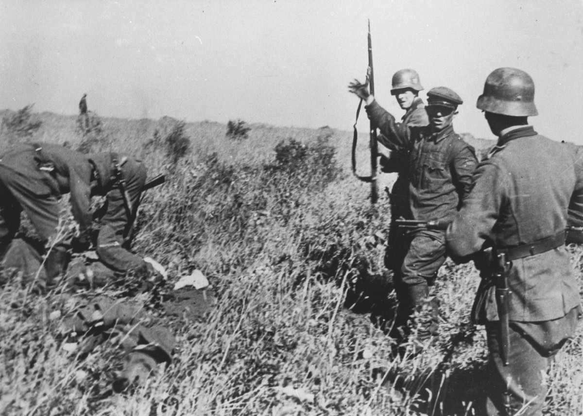 Đến năm 1940, Liên Xô gây sức ép lên Bucharest cũng như được Đức ngầm đồng ý nên đã lấy lại Bessarabia từ phía Romania.