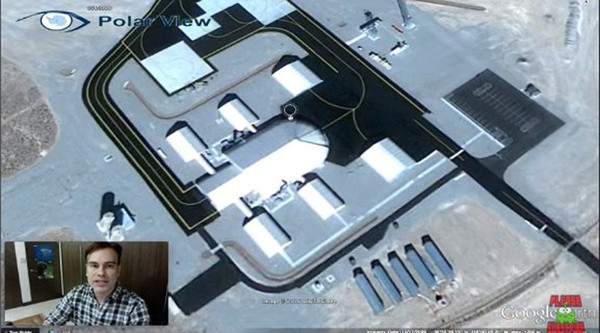 Theo ông Scott, đĩa bay này nằm trong 1 hangar có điều hòa. Khoảng 30% kích thước của đĩa bay nằm lộ ra bên ngoài tòa nhà. Hình dáng của nó giống đĩa bay Millennium Falcon trong loạt phim Star Wars.