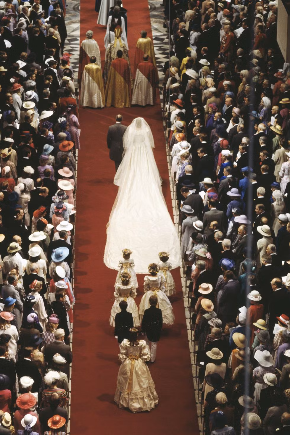 Không những vậy, khoảng 2 triệu người đã xếp hàng dọc đoạn đường từ điện Clarence House đến nhà thờ St Paul's để ngắm nhìn cặp đôi hoàng gia trong lễ cưới thế kỷ.