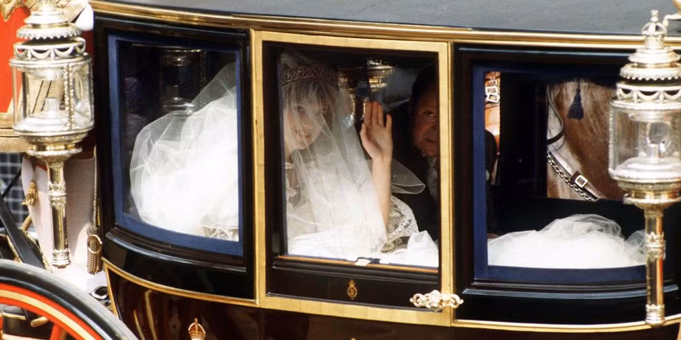  Công nương Diana là công dân Anh đầu tiên trong lịch sử kết hôn với người thừa kế ngai vàng kể từ năm 1660. Trước đó, các thành viên hoàng gia Anh thường kết hôn với các thành viên hoàng tộc ở các nước khác trên thế giới.