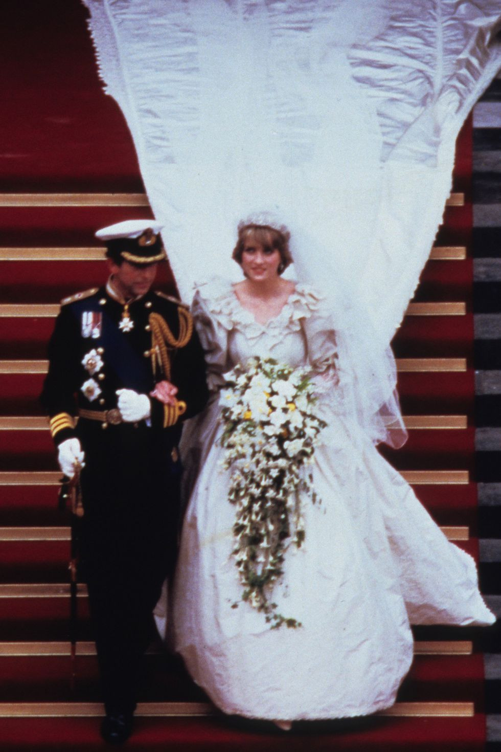 Trong ngày cưới, Công nương Diana gây chú ý khi đi đôi giày bệt màu trắng đính trái tim thêu viền đăng ten, 524 hạt kim tuyến và 132 viên ngọc trai. Phần đế giày nổi bật với hoa văn vẽ tay.